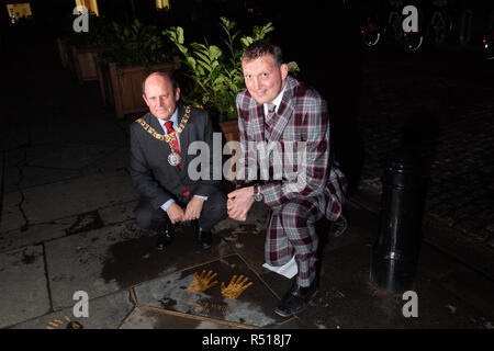 Die Edinburgh Preis eine Zeremonie für den diesjährigen Award, Doddie Wehr, das mit einem liebevollen Schale von der Lord Provost vorgestellt werden. Er wi Stockfoto