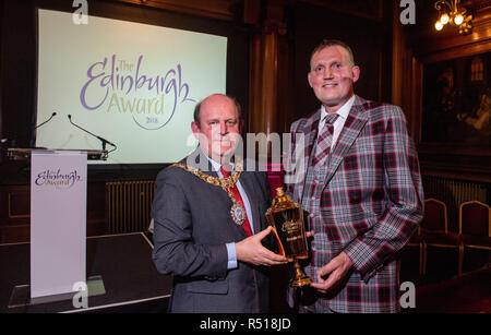 Die Edinburgh Preis eine Zeremonie für den diesjährigen Award, Doddie Wehr, das mit einem liebevollen Schale von der Lord Provost vorgestellt werden. Er wi Stockfoto