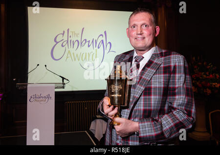 Die Edinburgh Preis eine Zeremonie für den diesjährigen Award, Doddie Wehr, das mit einem liebevollen Schale von der Lord Provost vorgestellt werden. Er wi Stockfoto