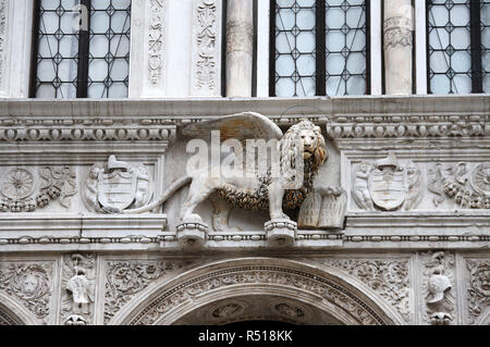 Symbolische geflügelte Löwe Skulptur am Dogenpalast in Venedig Stockfoto