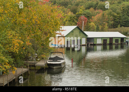 Bootshaus am Goldenen See, Squam Lake, der Holderness, NH. Northern New Hampshire ist ziemlich im Herbst, vor allem in unseren Seen Region im Norden N.H. Stockfoto