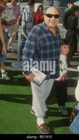 UNIVERSAL CITY, CA - 6. März: Schauspieler Danny DeVito teilnehmen "Teenage Mutant Ninja Turtles III" Premiere am 6. März 1993 im Cineplex Odeon Kino in Universal City, Kalifornien. Foto von Barry King/Alamy Stock Foto Stockfoto