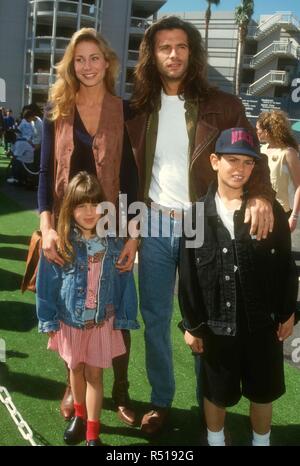 UNIVERSAL CITY, CA - 6. März: Schauspielerin Kathleen Kinmont, Schauspieler Lorenzo Lamas und Tochter Shayne Lamas und Sohn AJ Lamas teilnehmen "Teenage Mutant Ninja Turtles III" Premiere am 6. März 1993 im Cineplex Odeon Kino in Universal City, Kalifornien. Foto von Barry King/Alamy Stock Foto Stockfoto