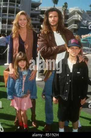 UNIVERSAL CITY, CA - 6. März: Schauspielerin Kathleen Kinmont, Schauspieler Lorenzo Lamas und Tochter Shayne Lamas und Sohn AJ Lamas teilnehmen "Teenage Mutant Ninja Turtles III" Premiere am 6. März 1993 im Cineplex Odeon Kino in Universal City, Kalifornien. Foto von Barry King/Alamy Stock Foto Stockfoto