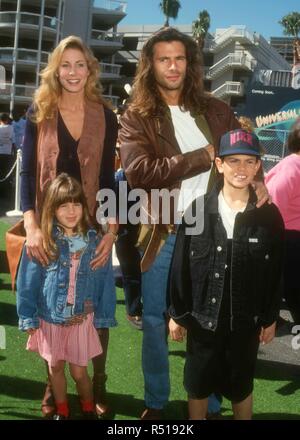 UNIVERSAL CITY, CA - 6. März: Schauspielerin Kathleen Kinmont, Schauspieler Lorenzo Lamas und Tochter Shayne Lamas und Sohn AJ Lamas teilnehmen "Teenage Mutant Ninja Turtles III" Premiere am 6. März 1993 im Cineplex Odeon Kino in Universal City, Kalifornien. Foto von Barry King/Alamy Stock Foto Stockfoto