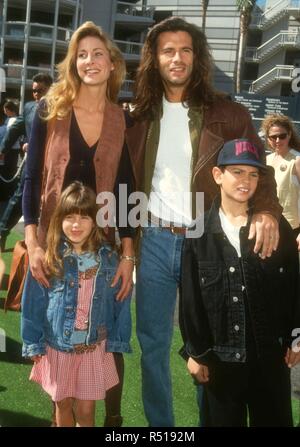 UNIVERSAL CITY, CA - 6. März: Schauspielerin Kathleen Kinmont, Schauspieler Lorenzo Lamas und Tochter Shayne Lamas und Sohn AJ Lamas teilnehmen "Teenage Mutant Ninja Turtles III" Premiere am 6. März 1993 im Cineplex Odeon Kino in Universal City, Kalifornien. Foto von Barry King/Alamy Stock Foto Stockfoto