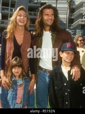 UNIVERSAL CITY, CA - 6. März: Schauspielerin Kathleen Kinmont, Schauspieler Lorenzo Lamas und Tochter Shayne Lamas und Sohn AJ Lamas teilnehmen "Teenage Mutant Ninja Turtles III" Premiere am 6. März 1993 im Cineplex Odeon Kino in Universal City, Kalifornien. Foto von Barry King/Alamy Stock Foto Stockfoto