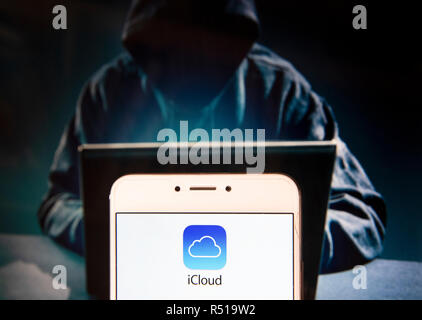 Amerikanische datei hosting service Unternehmen von Apple, Icloud, Logo auf einem Android mobile Gerät mit einer Abbildung der Hacker im Hintergrund zu sehen ist. Stockfoto