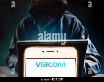 Amerikanische multinationale Masse Medienkonzern Viacom Logo ist auf ein Android mobile Gerät mit einer Abbildung der Hacker im Hintergrund zu sehen. Stockfoto