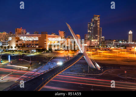 San Diego, Kalifornien, USA. Weitwinkel Blick auf die Innenstadt von San Diego bei Nacht. Anzeigen von Petco Park und den Hafen fahren Fußgängerbrücke. Stockfoto