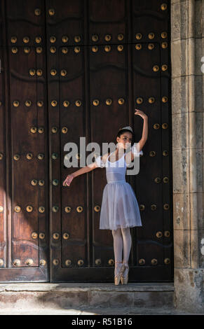 Junge ballerina Mädchen Vor alte Tür in Havanna. Stockfoto