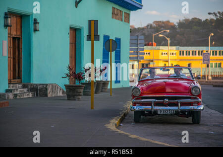 Rot Cabrio in der Nähe von Havanna's Port. Stockfoto