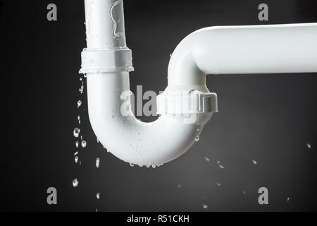 Das Austreten von Wasser aus der Leitung Stockfoto