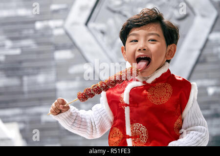 Schöne junge ate mit Zucker überzogen Berry Stockfoto