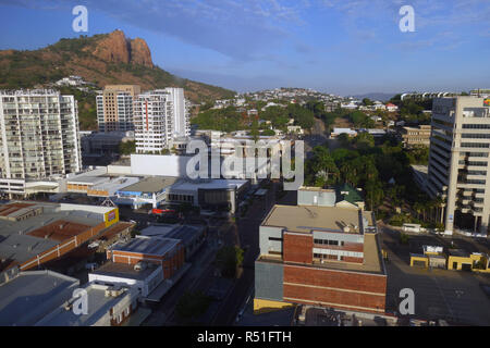 Blick über Townsville CBD und Castle Hill, Townsville, Queensland, Australien. Keine PR Stockfoto