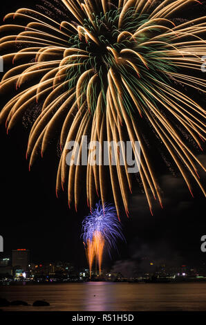 Großes Feuerwerk am Himmel in Pattaya, Thailand Stockfoto