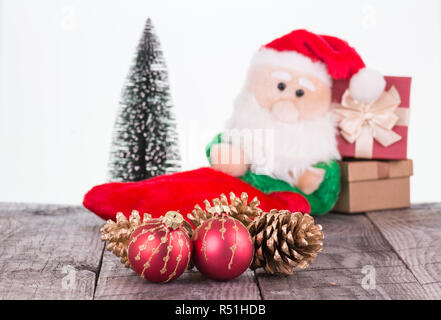 Santa Claus Spielzeug lehnte sich gegen die Geschenkboxen Nahaufnahme Stockfoto