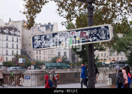 Straßenschild in Paris, mit Aufkleber Stockfoto