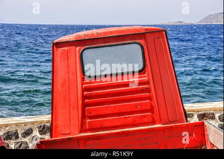 Roten Piaggo Ape und Blue Horizon Stockfoto