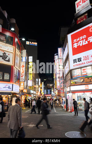 Hauptstraße in Shinjuku, Tokyo, Japan bei Nacht mit Fußgängern zu Fuß durch Stockfoto