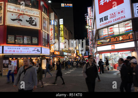 Hauptstraße in Shinjuku, Tokyo, Japan bei Nacht mit Fußgängern zu Fuß durch Stockfoto