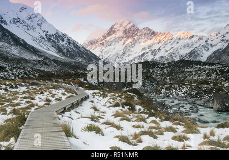 Wanderer zu Fuß auf Hooker Valley Timber Trail, Mt. Cook Stockfoto