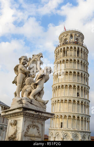 Putten Springbrunnen und schiefen Turm in Pisa, Italien Stockfoto