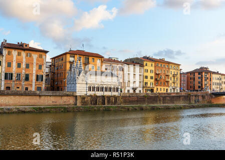 Kirche Santa Maria de la Spina am Ufer des Flusses Arno in Pisa, Italien Stockfoto