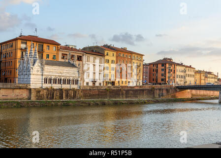 Kirche Santa Maria de la Spina am Ufer des Flusses Arno in Pisa, Italien Stockfoto