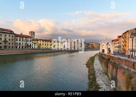 Blick auf die Ufer des Flusses Arno und der Kirche Santa Maria de la Spina bei Sonnenuntergang in Pisa, Italien Stockfoto