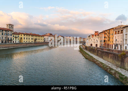 Blick auf die Ufer des Flusses Arno und der Kirche Santa Maria de la Spina bei Sonnenuntergang in Pisa, Italien Stockfoto