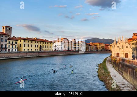 Blick auf die Ufer des Flusses Arno und der Kirche Santa Maria de la Spina in Pisa, Italien Stockfoto