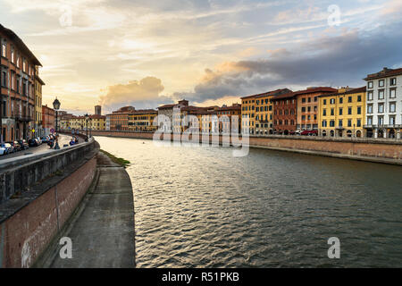 Blick auf den Damm des Flusses Arno bei Sonnenuntergang in Pisa, Italien Stockfoto