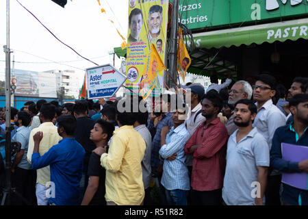 Hyderabad, Indien. 28. November 2018. Leute sorgen Roadshow von Andhra Pradesh Chief Minister N Chandrababu Naidu und Kongress Präsident Rahul Gandhi an Stockfoto