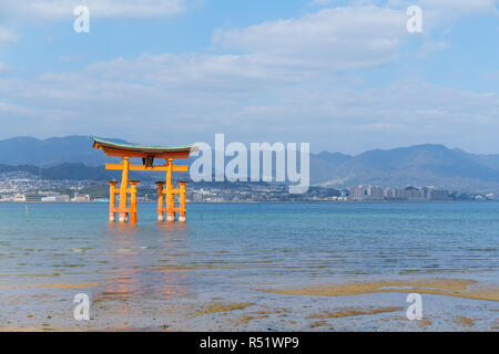 Itsukushima Torii im Glanz von Hiroshima Bucht Stockfoto