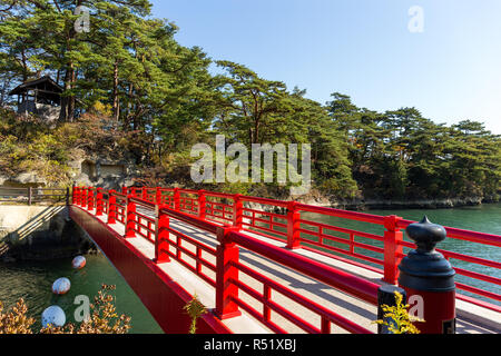 Japanische Matsushima und rote Brücke Stockfoto