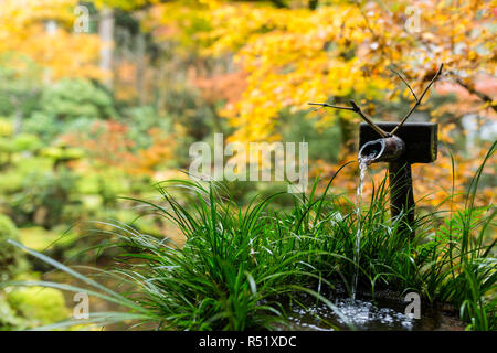 Wasser Bambus Brunnen in japanischen Tempel Stockfoto