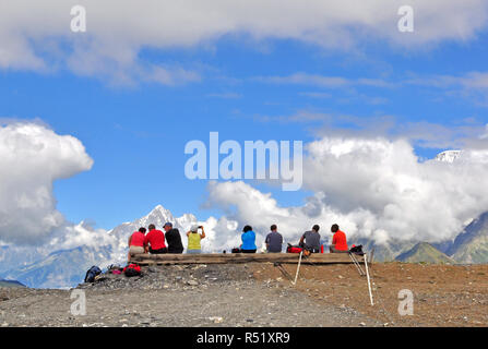 CHAMONIX, Frankreich - 2. AUGUST: Gruppe der Wanderer genießen die Sicht von oben auf die französischen Alpen, Chamonix am 2. August 2015. Stockfoto