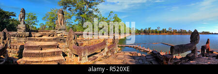 Srah Srang mit Lion und Naga Statuen im Tempel Angkor Wat in Kambodscha Stockfoto