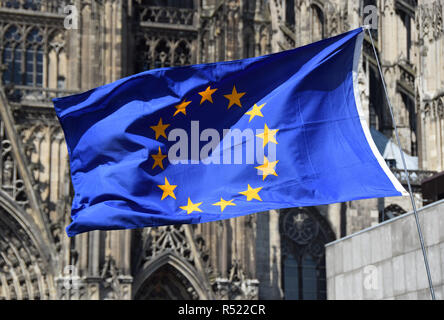 Europäische Flagge vor dem Kölner Dom Stockfoto