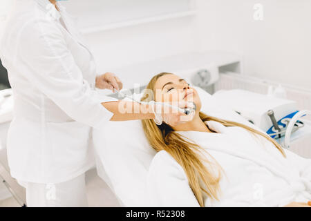 Frau, Laser und Ultraschall Gesicht Behandlung in Medical Spa Center Stockfoto