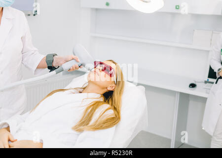 Frau, Laser und Ultraschall Gesicht Behandlung in Medical Spa Center Stockfoto