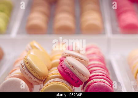 Verschiedene lecker Makkaroni auf ein Schaufenster in einer französischen Shop. Stockfoto