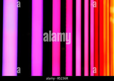Neon Pink und Rot glänzende Linien abstrakt Hintergrund. Stockfoto