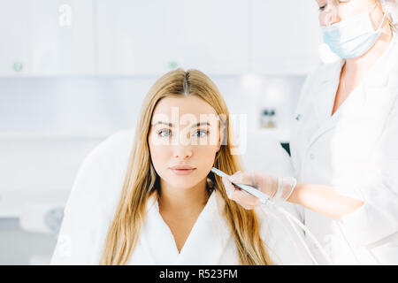 Blonde Frau durchläuft ein Verfahren der Gesichtsbehandlung Gas-liquid oxygen Peeling Stockfoto