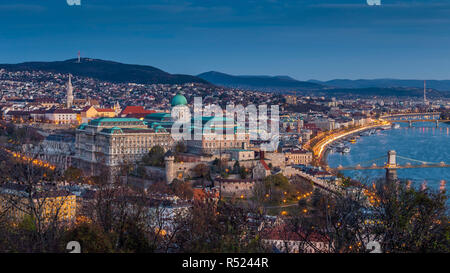 Budapest, Ungarn - Schöne Buda Castle Royal Palace und Matthias Kirche auf einen Panoramablick auf die Skyline von Budapest, in der Morgen im Herbst Stockfoto