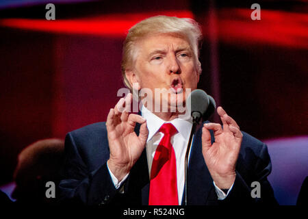 Der republikanische Präsidentschaftskandidat Donald J. Trump ist auf der Bühne, um vor der Akzeptanzphase der Republikanischen Nationalkonvent in Cleveland eine solide Prüfung zu machen. Stockfoto