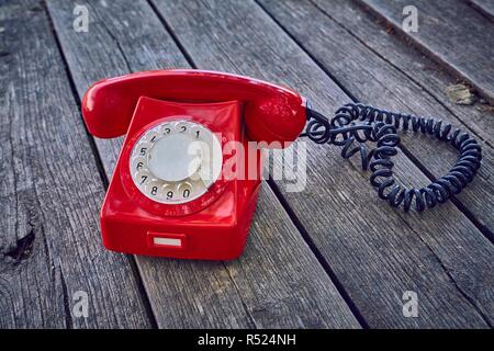 Altes Telefon auf Holzbrettern Stockfoto