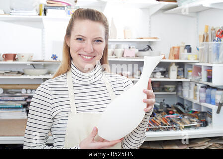 Porträt der jungen Frau mit Vase Keramik Studio Stockfoto
