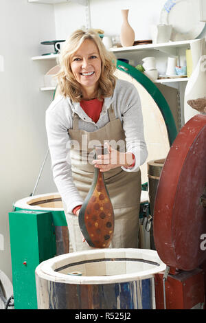 Portrait von reife Frau In der Keramik Studio Feuern Vase in Ofen Stockfoto
